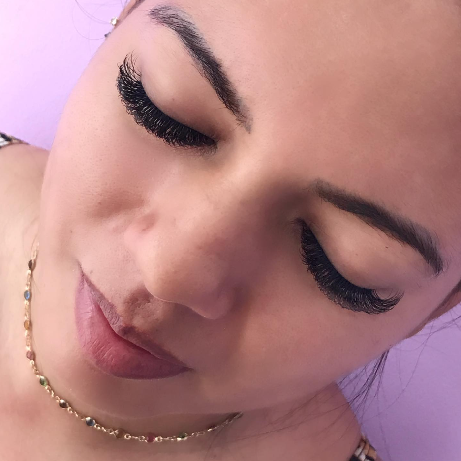 Mulher elegante com cílios longos