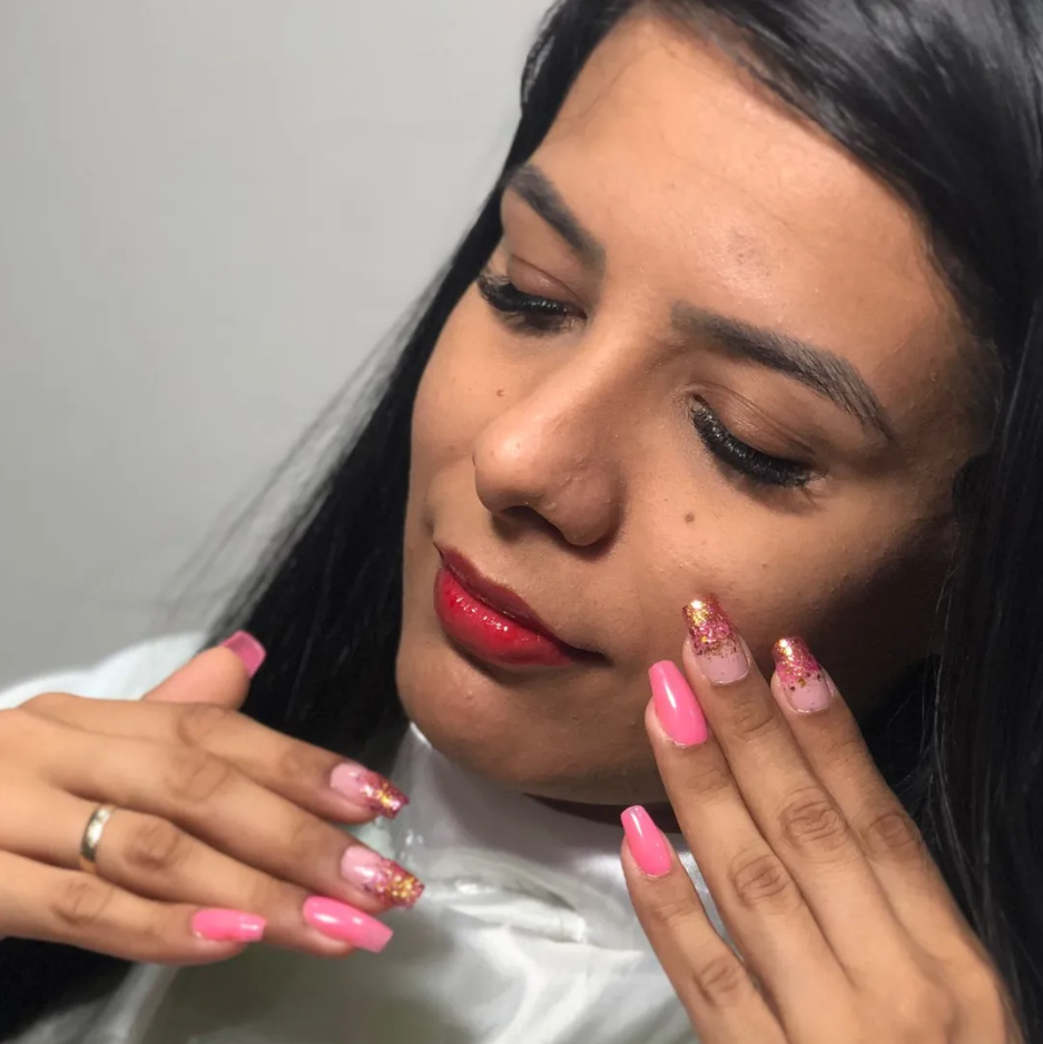Artista de cílios trabalhando